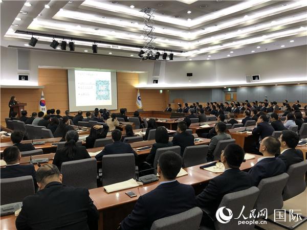 10月25日，代表团听取韩国外交部东北亚局课长做报告。记者王迪摄