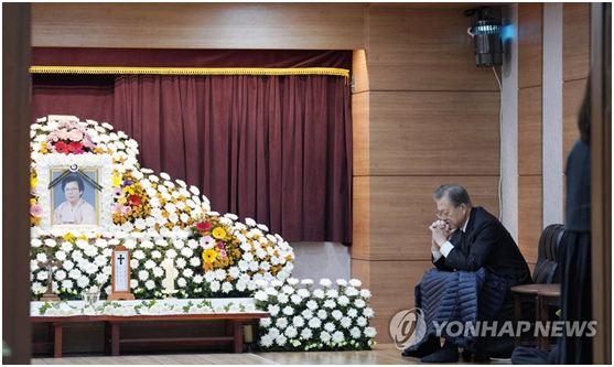 韩国总统文在寅母亲今日出殡 临终语“我很幸福”
