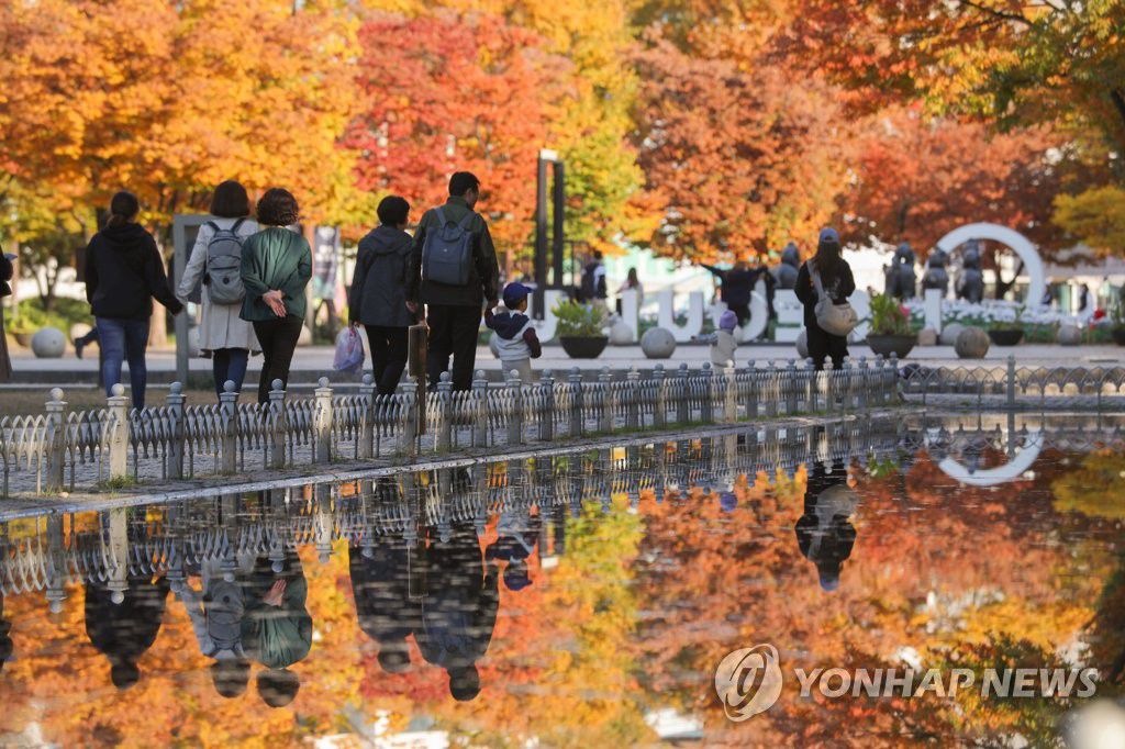 4日在首爾城東區首爾林，清澈的湖水倒映著色彩斑斕的楓葉林。