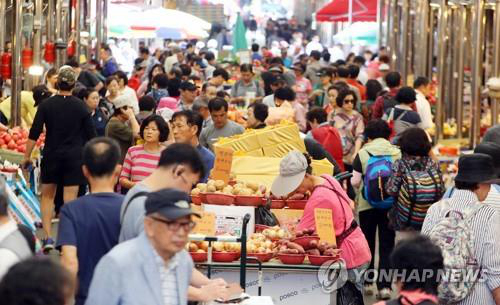 首爾一傳統市場人頭攢動，攝於2017年。 圖片來源：韓聯社