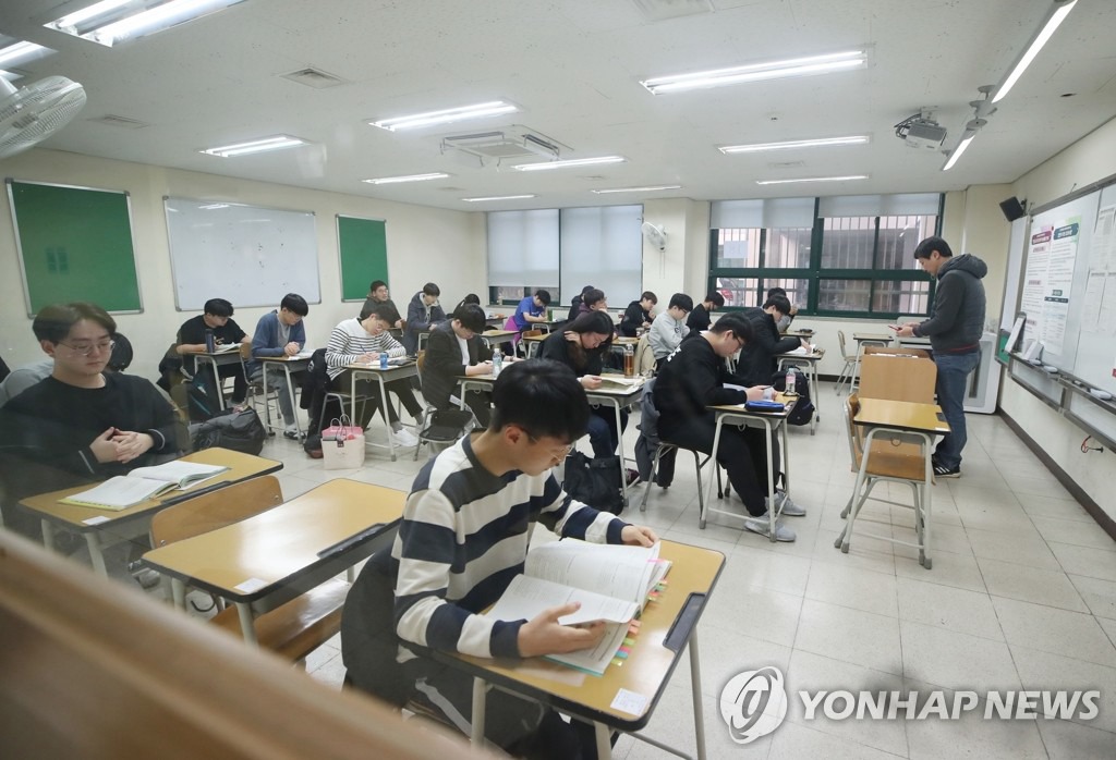 14日上午，首尔钟路区景福高中考生们坐在考场里，等待开考。