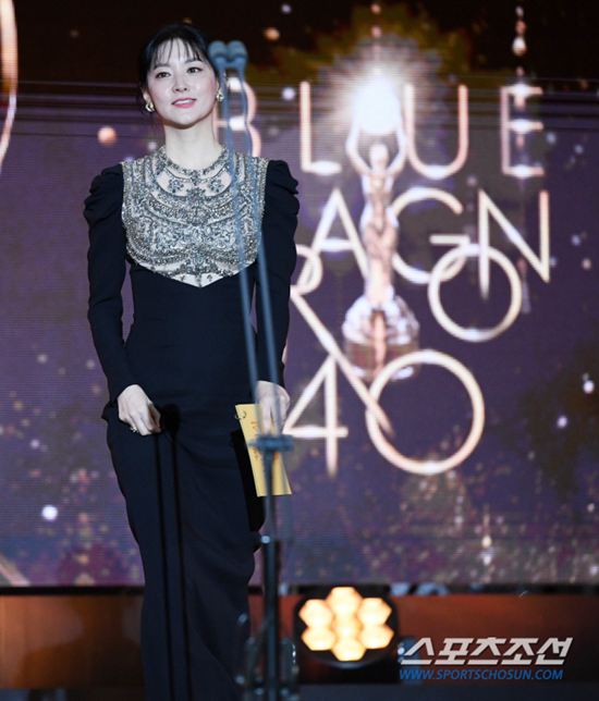 李英愛擔任青龍電影獎的頒獎嘉賓。