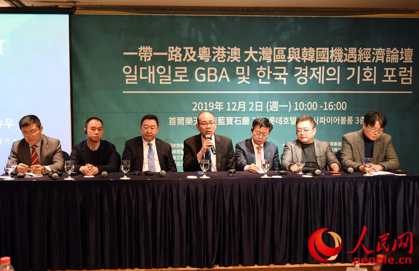 來自中國香港和韓國的七位企業家及有關機構代表參與論壇對談環節 裴埈基攝