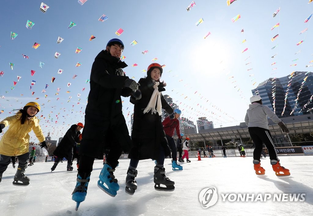 12月14日，韓國市民享受著滑冰的樂趣。