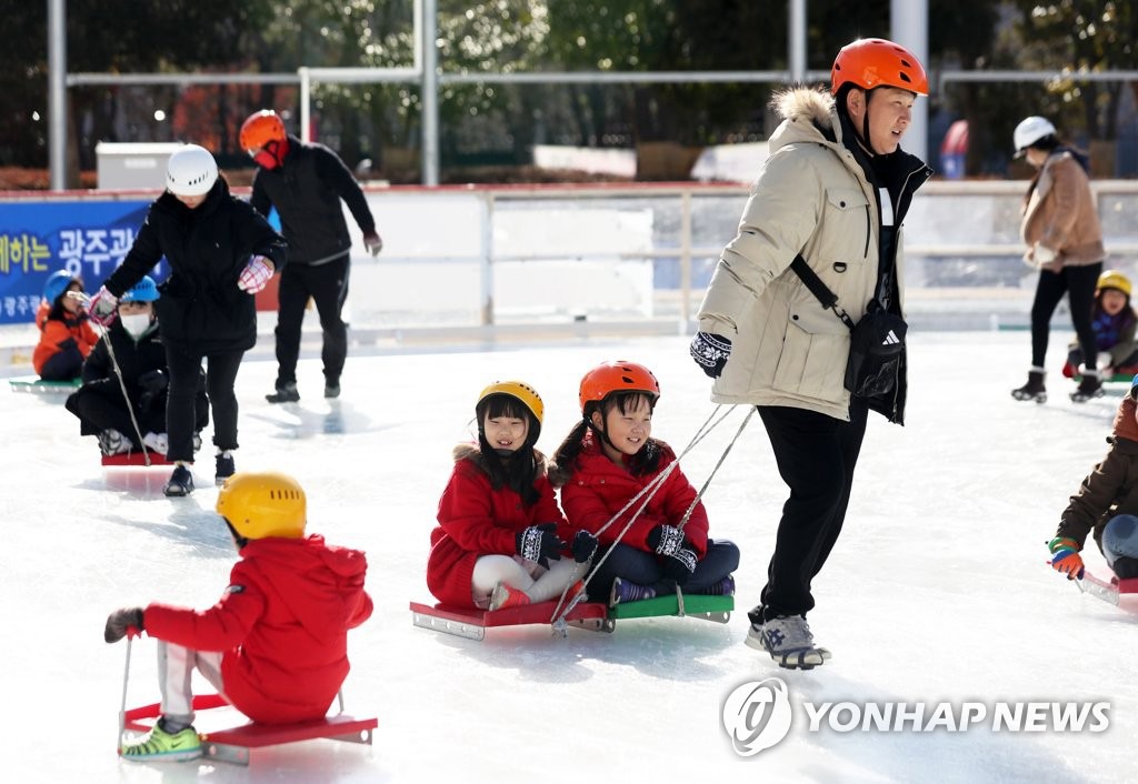 12月14日，韓國市民享受著滑冰的樂趣。