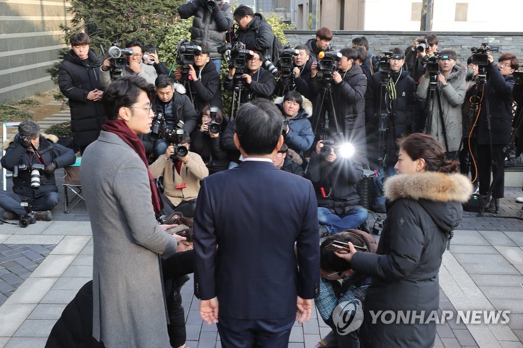 18日上午，丁世均抵达首尔钟路区的金融监督院研究院，接受媒体采访。