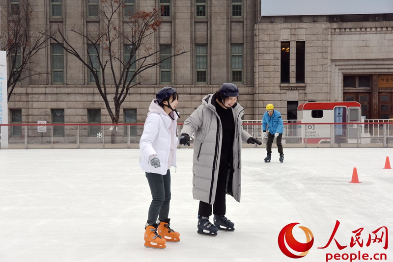 隻花6元便可享受滑冰樂趣！韓國首爾廣場冬季變身“冰上樂園”【2】