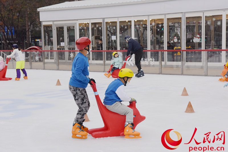 只花6元便可享受滑冰乐趣！韩国首尔广场冬季变身“冰上乐园”