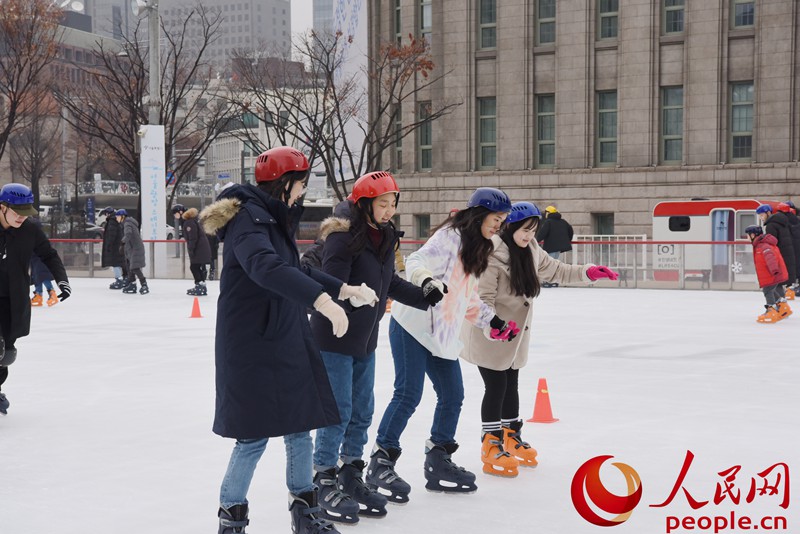 隻花6元便可享受滑冰樂趣！韓國首爾廣場冬季變身“冰上樂園”【3】