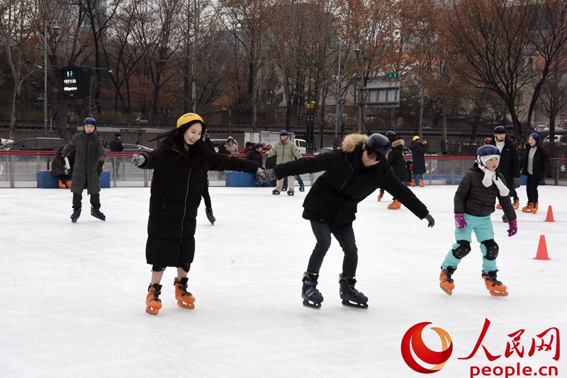 隻花6元便可享受滑冰樂趣！韓國首爾廣場冬季變身“冰上樂園”【4】