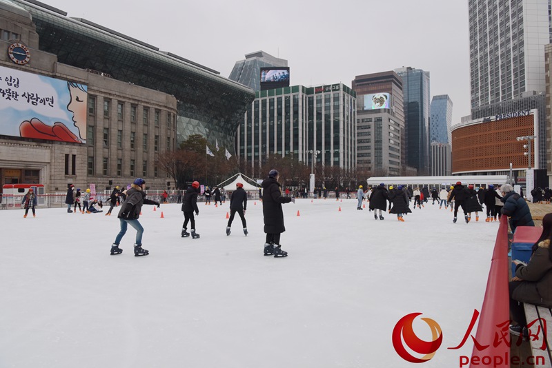 隻花6元便可享受滑冰樂趣！韓國首爾廣場冬季變身“冰上樂園”【8】