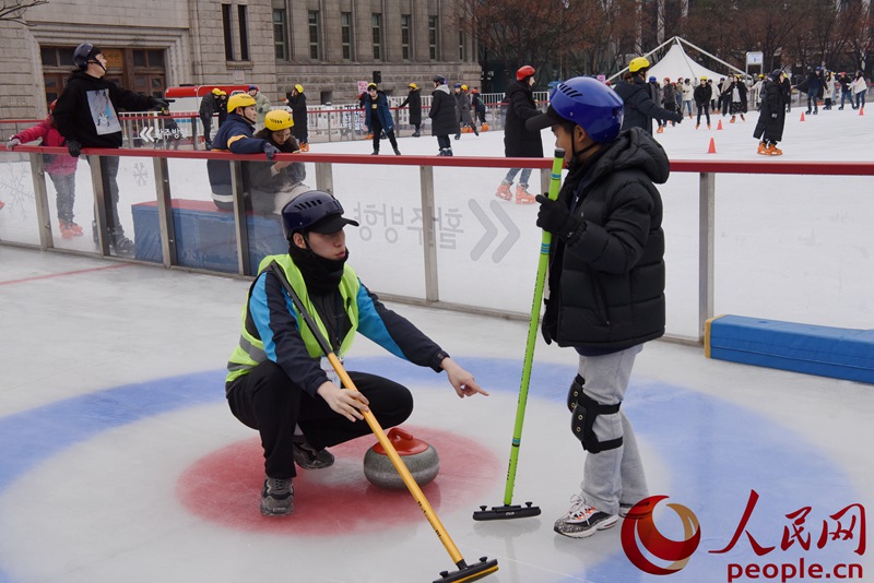 隻花6元便可享受滑冰樂趣！韓國首爾廣場冬季變身“冰上樂園”【6】