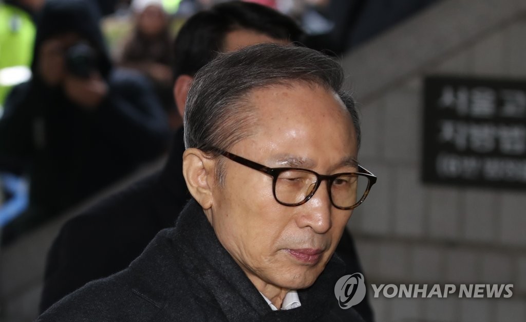 1月8日，在首尔高等法院，韩前总统李明博走向法庭。图片来源：韩联社