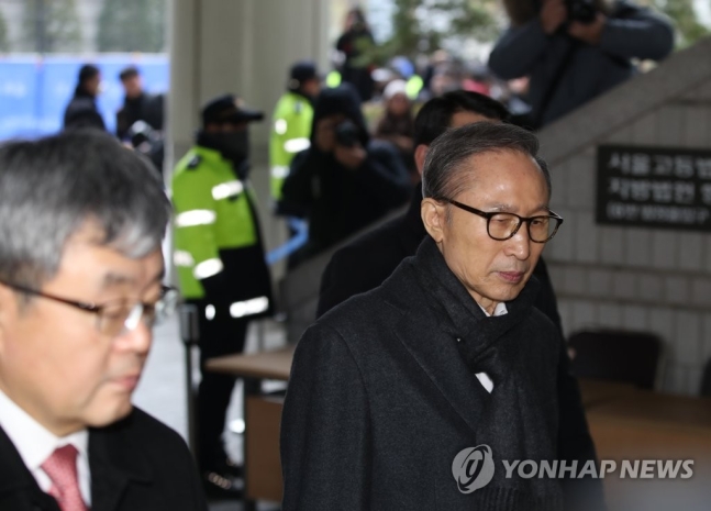 1月8日，在首爾高等法院，韓前總統李明博走向法庭。圖片來源：韓聯社