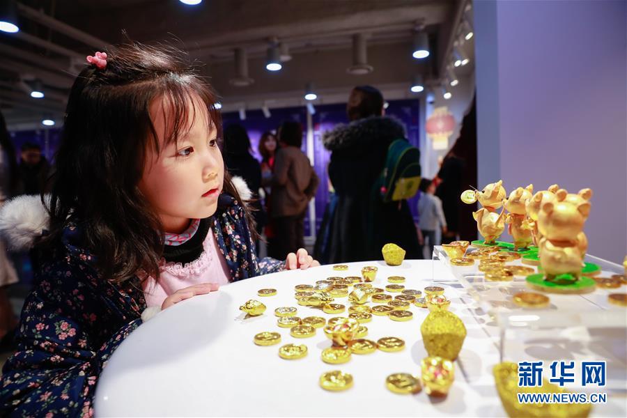 1月9日，在韓國首爾中國文化中心，一名小朋友在觀摩“2020年金鼠報吉十二生肖文創展”上展出的文創產品。