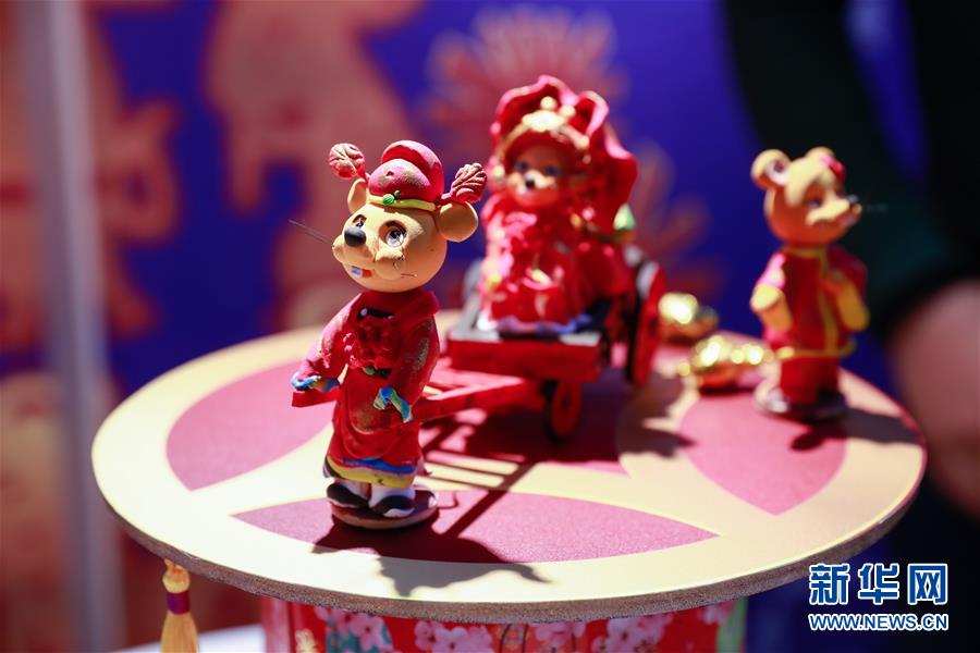 這是1月9日在韓國首爾中國文化中心舉辦的“2020年金鼠報吉十二生肖文創展”上展出的文創產品。 