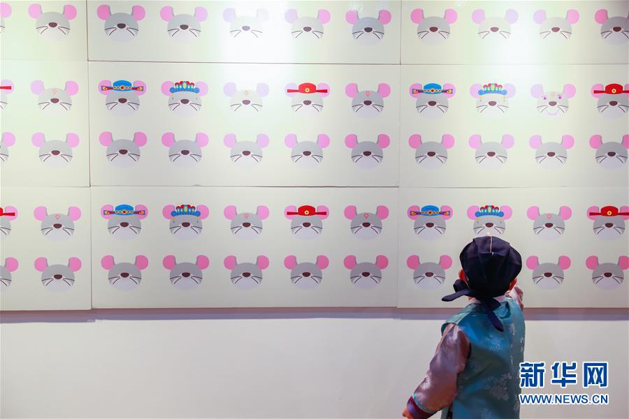 1月9日，在韓國首爾中國文化中心，一名小朋友參觀“2020年金鼠報吉十二生肖文創展”。