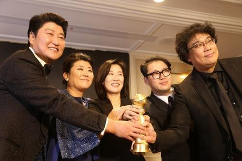 《寄生虫》榮獲金球獎。 圖片來源：韓聯社