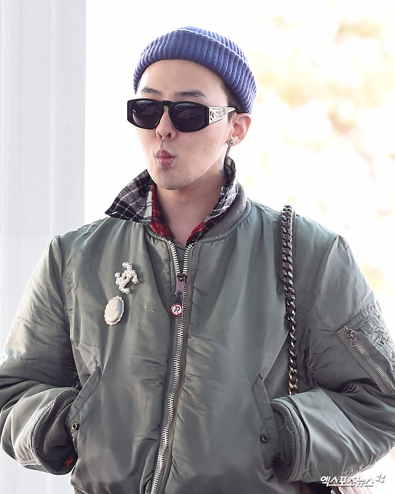 人民网讯 17日下午，BIGBANG成员权志龙经由仁川国际机场前往法国参加时装展。绿色棒球服搭配牛仔裤，清爽酷帅，潮范十足。