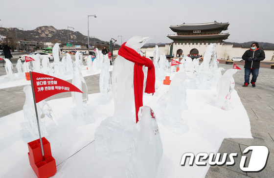 百隻“透明企鵝”現身韓國首爾 “尋求人類保護”【組圖】【2】
