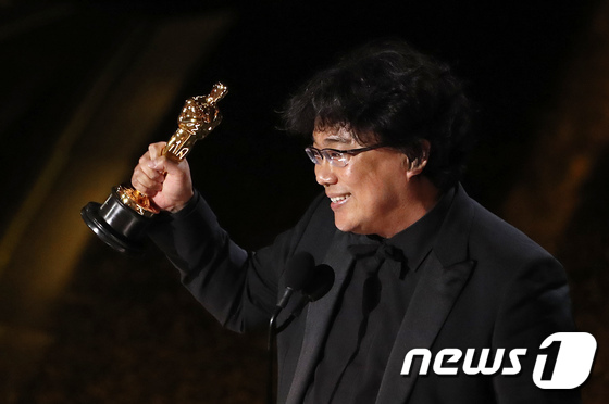 在第92屆奧斯卡金像獎頒獎禮上，導演奉俊昊高舉獎杯。（圖片來源：news1）