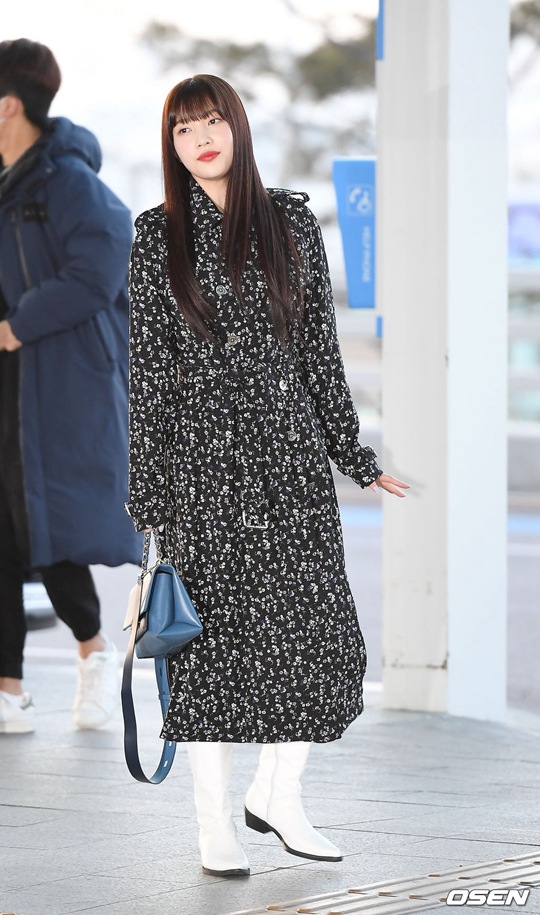 Red Velvet朴秀榮最新機場照曝光 白靴搭配黑色碎花長裙“一看就是仙女本人”【組圖】【4】