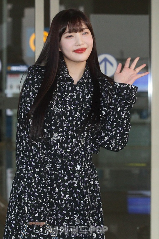 Red Velvet朴秀榮最新機場照曝光 白靴搭配黑色碎花長裙“一看就是仙女本人”【組圖】【3】