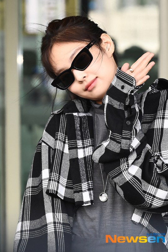 BLACKPINK金智妮最新機場照曝光 黑色格子衫展現機場時尚【組圖】【3】