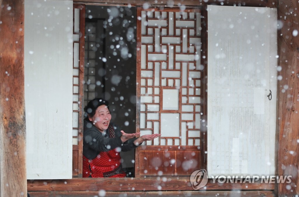 17日上午，慶尚南道咸陽郡池谷面開平韓屋村內，大雪簌簌落下。