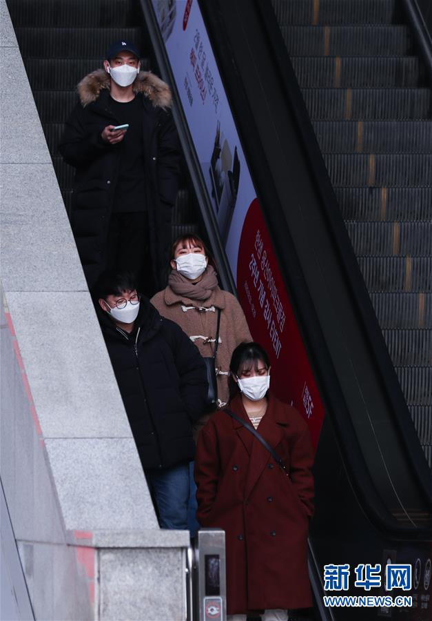 2月24日，在韓國首爾，當地居民乘坐自動扶梯。 