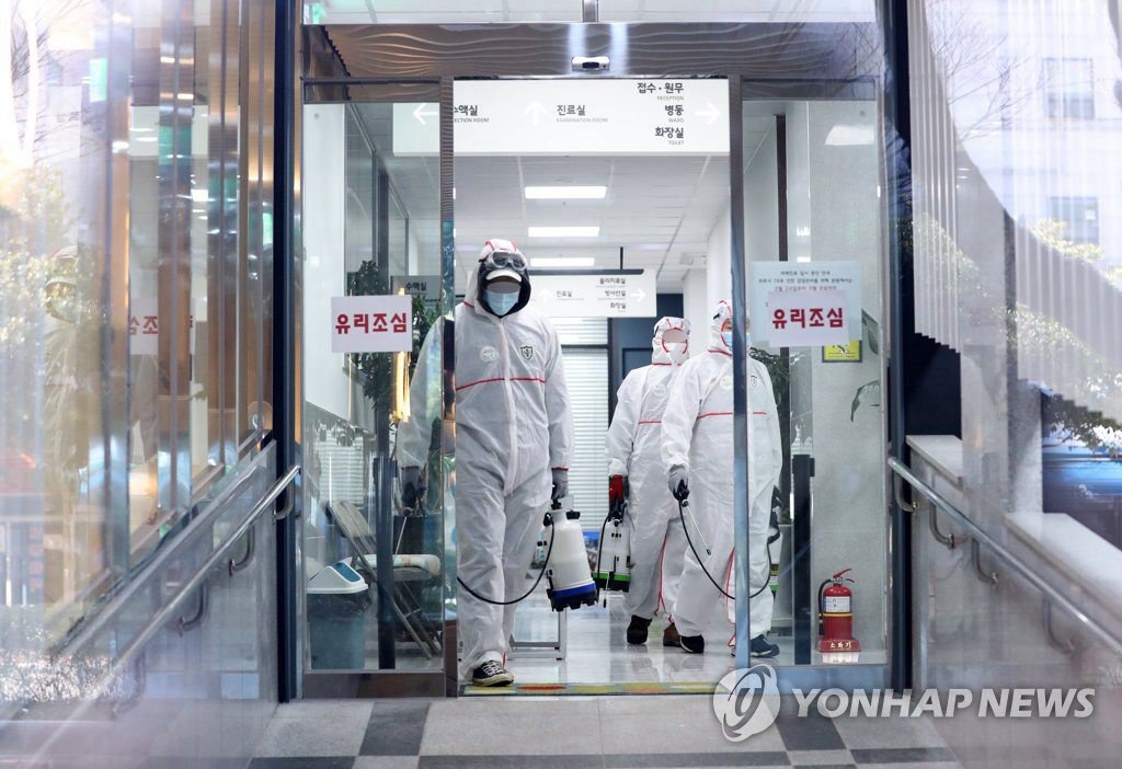 24日下午，位於釜山蓮堤區亞洲療養醫院大樓一層的某醫院，醫院工作人員正在進行防疫工作。