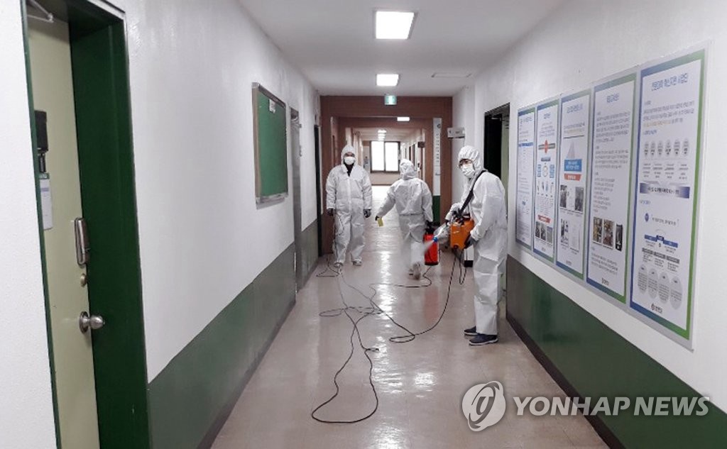 24日，在忠清南道唐津市新星大學教室的走廊上，防疫人員正在進行防疫工作。新星大學計劃本學期開學（3月16日）前，追加2-3次防疫工作。