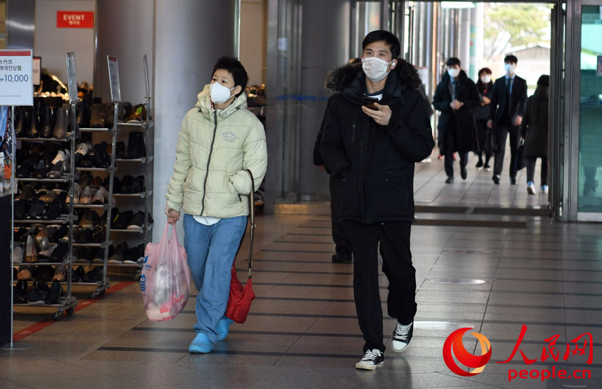 2月26日，韓國首爾火車站，韓國市民紛紛戴上了口罩。裴埈基攝