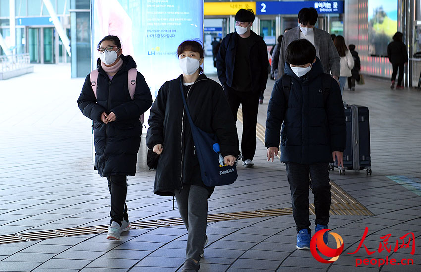 2月26日，韓國首爾火車站，韓國市民紛紛戴上了口罩。裴埈基攝