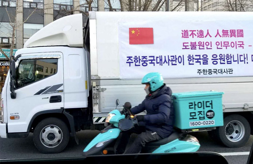 中國大使館向韓國大邱緊急捐贈的2.5萬個口罩在運送途中。（圖片來源：中國駐韓國大使館）