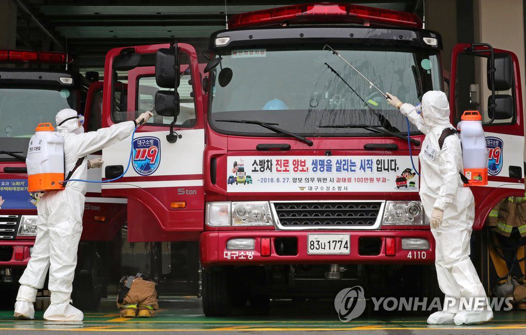 28日上午，在大邱市壽城區消防局，防疫人員正在進行消毒工作。