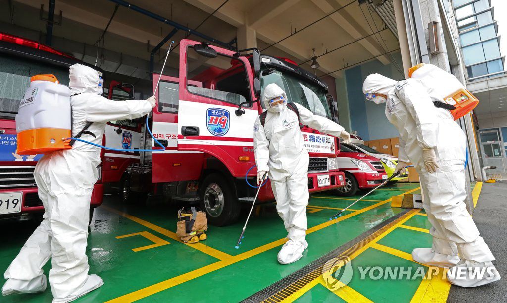 28日上午，在大邱市寿城区消防局，防疫人员正在进行消毒工作。