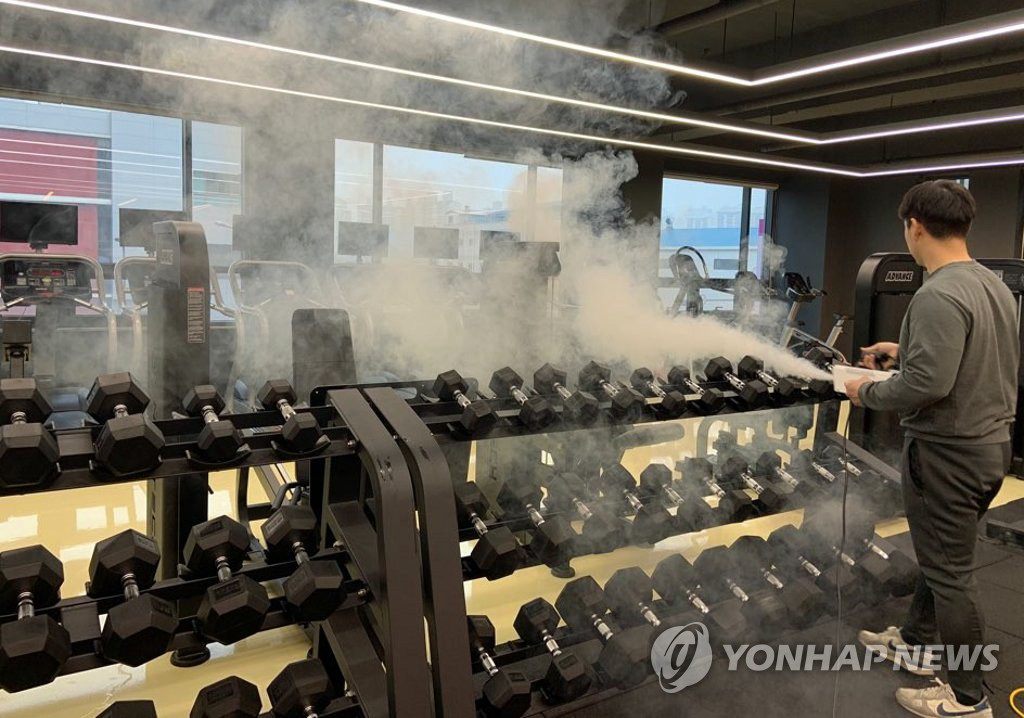 28日，在京畿水原市靈通區梅灘洞的某健身房，工作人員正在消毒運動器械。