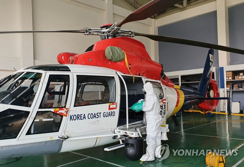 28日，為運送島嶼地區的疑似患者，東海地方海洋警察廳出動江陵航空隊直升機進行防疫工作。