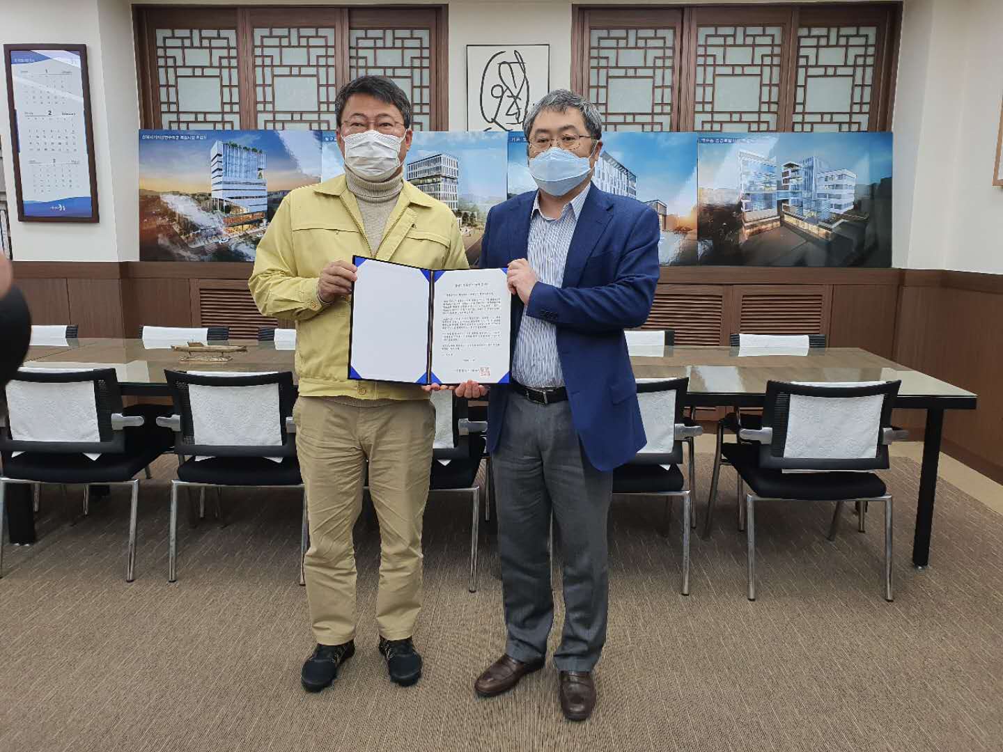 2月28日，建行首尔分行向首尔市中区厅捐赠5万个KF94防护口罩。