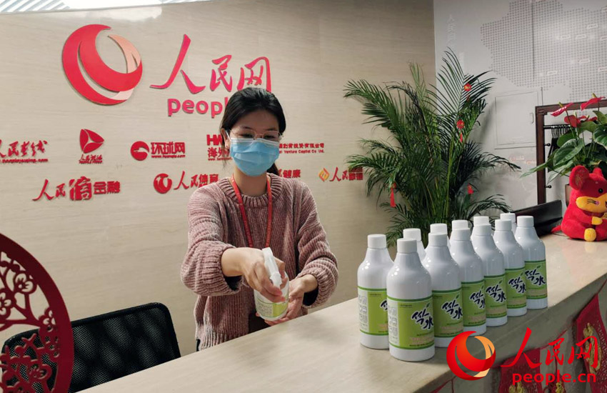 人民網海外傳播部德文編輯正在使用SSACSU殺菌消毒水為辦公場所消毒。梁軍攝