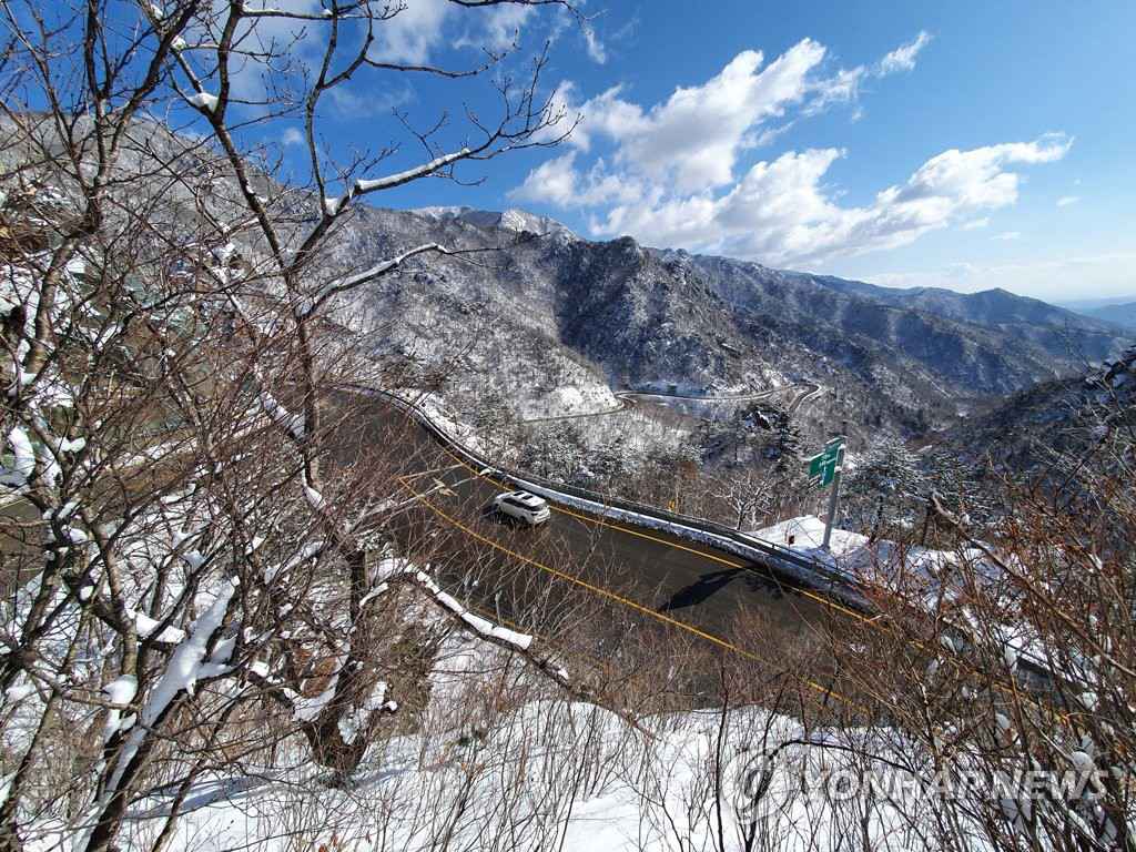 江原襄陽郡寒溪嶺下了一整夜的雪，16日形成一幅壯觀的雪景圖。