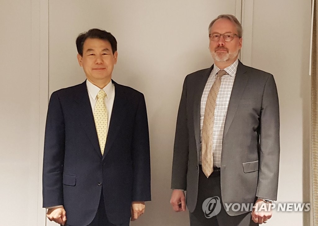 當地時間3月17日，在洛杉磯，韓方首席代表鄭恩甫（左）和美方首席代表詹姆斯·德哈特合影留念。（韓聯社:外交部供圖）