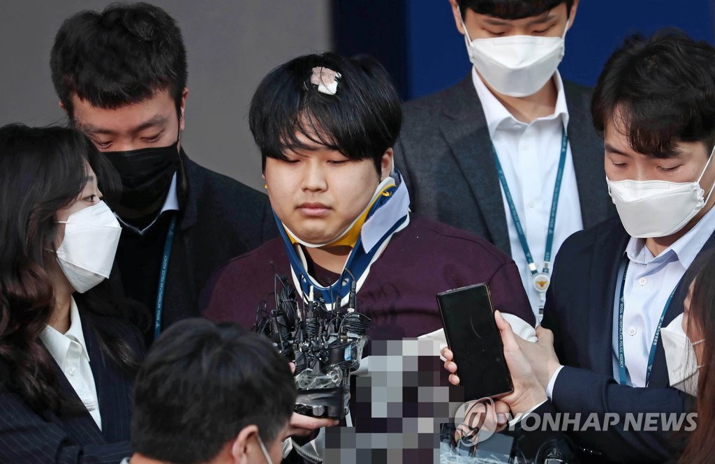 25日上午8時，被收監在首爾鐘路拘留所的趙主彬從警察局走出，在移交檢方前接受媒體採訪。