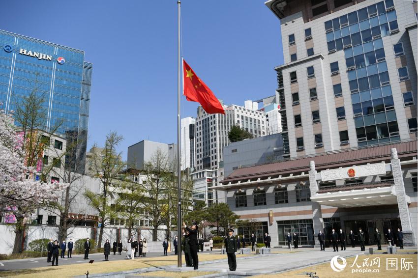 中國駐韓國大使館降半旗悼念抗疫犧牲烈士和逝世同胞