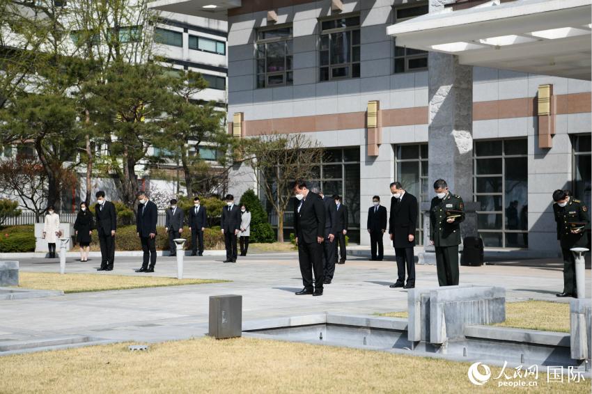 中國駐韓國大使館降半旗悼念抗疫犧牲烈士和逝世同胞