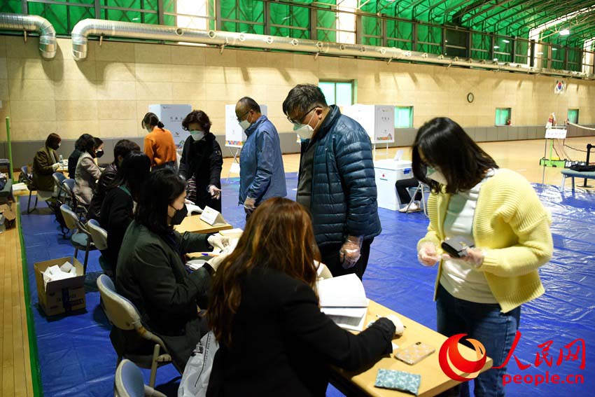 韩国今日如期举行第21届国会议员选举。裴��基摄