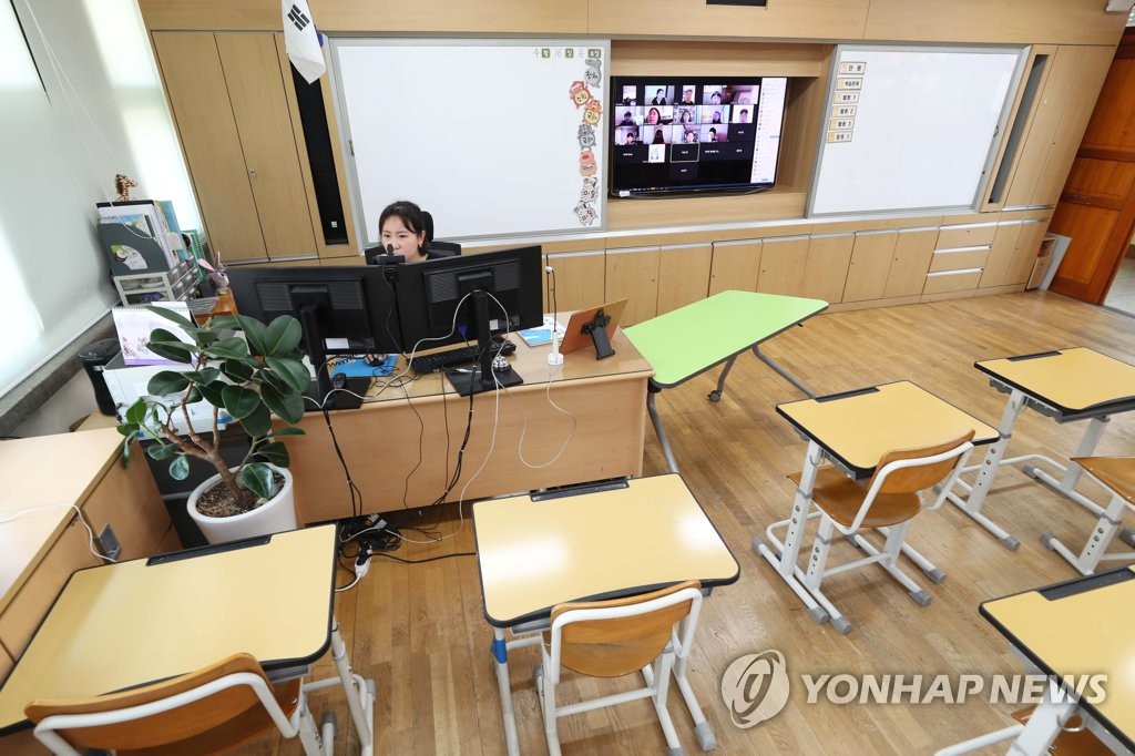 16日，首爾龍山區龍山小學內，一教師正在空蕩蕩的教室內進行在線授課。