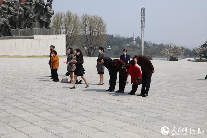 15日，朝鮮民眾紛紛自發前往金日成和金正日銅像前獻花致敬，以表達對已故領導人的追思。人民網記者 莽九晨攝