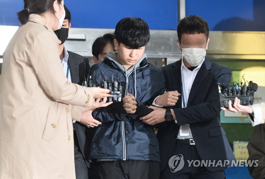 当地时间17日上午，首尔钟路警察局将姜勋移交至首尔中央地方检察厅。图源：韩联社